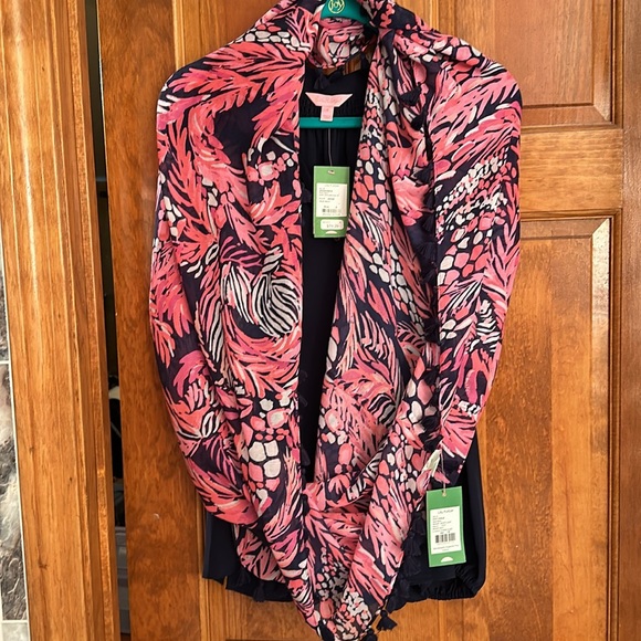 Lilly Pulitzer cold shoulder top with scarf. Brand new. Never worn 🩷 - Picture 4 of 6
